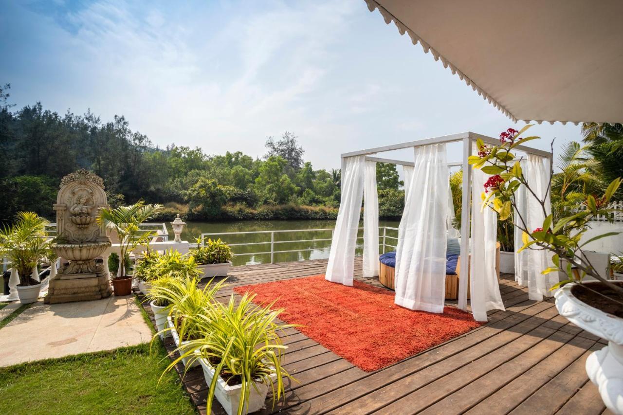 Stone Wood Riverfront Resort Siolim Bagian luar foto