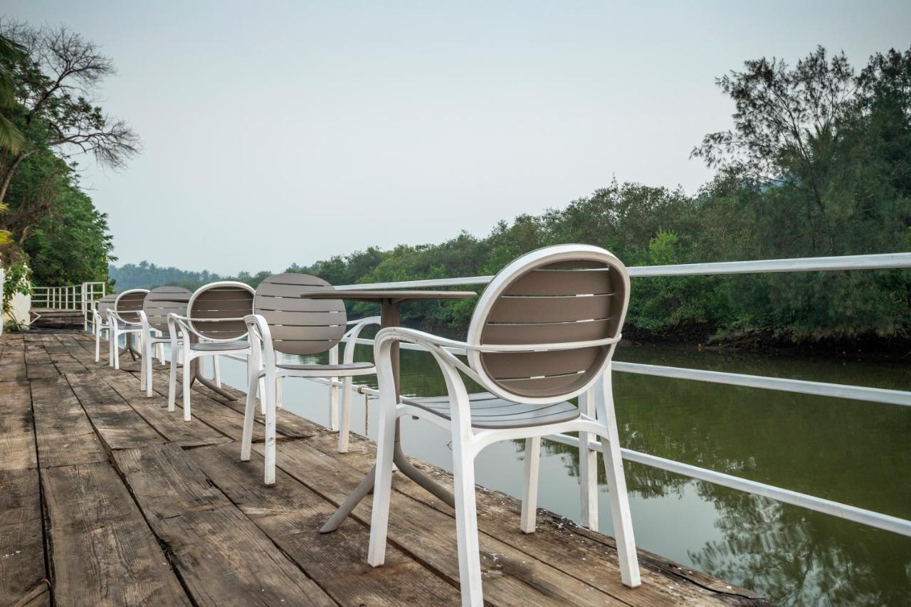 Stone Wood Riverfront Resort Siolim Bagian luar foto